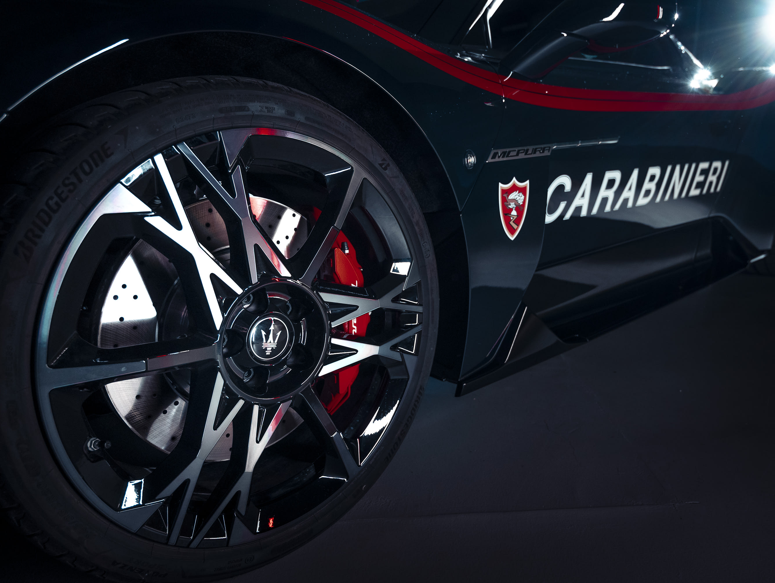 Italy Police Get Maserati MCPURA Supercar & Alfa Romeo Giulia Quadrifoglio for Urgent Organ Transport 6 original 27157 maserati mcpura carabinieri italian military force 14