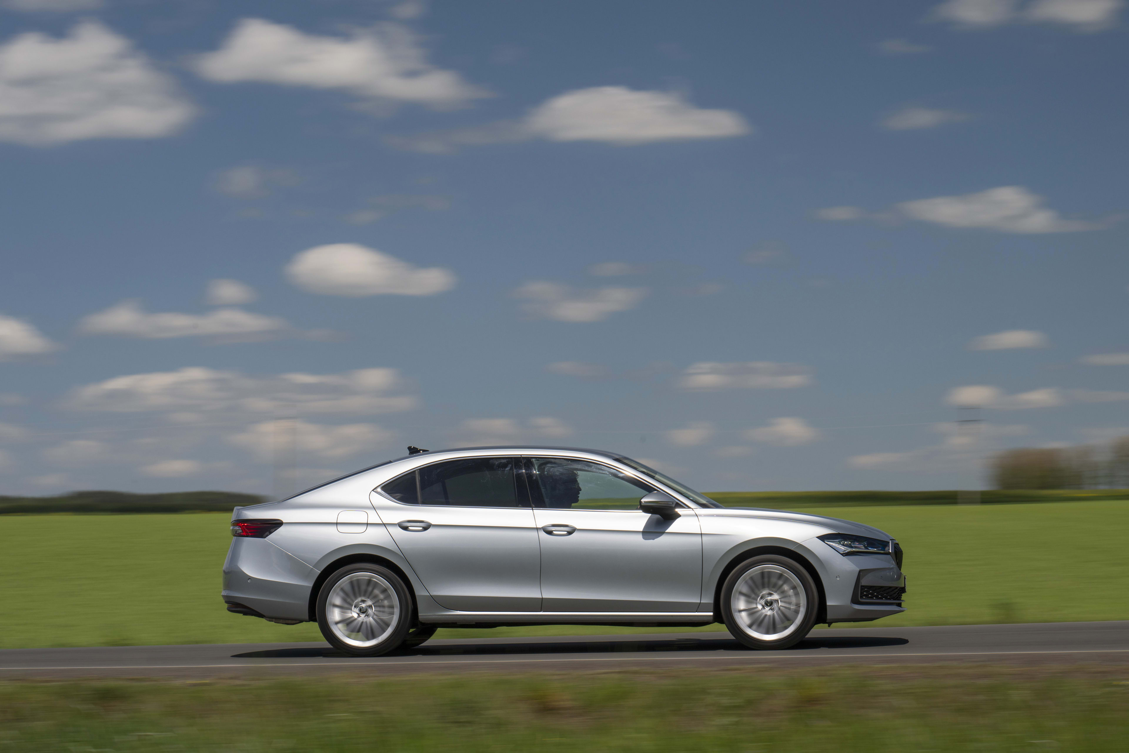 VW European Sedan Drives 1,759 Miles on One Tank: Skoda Superb Diesel Sets Guinness World Record for Range 3 original 10712 16skodasuperbhatch 982154