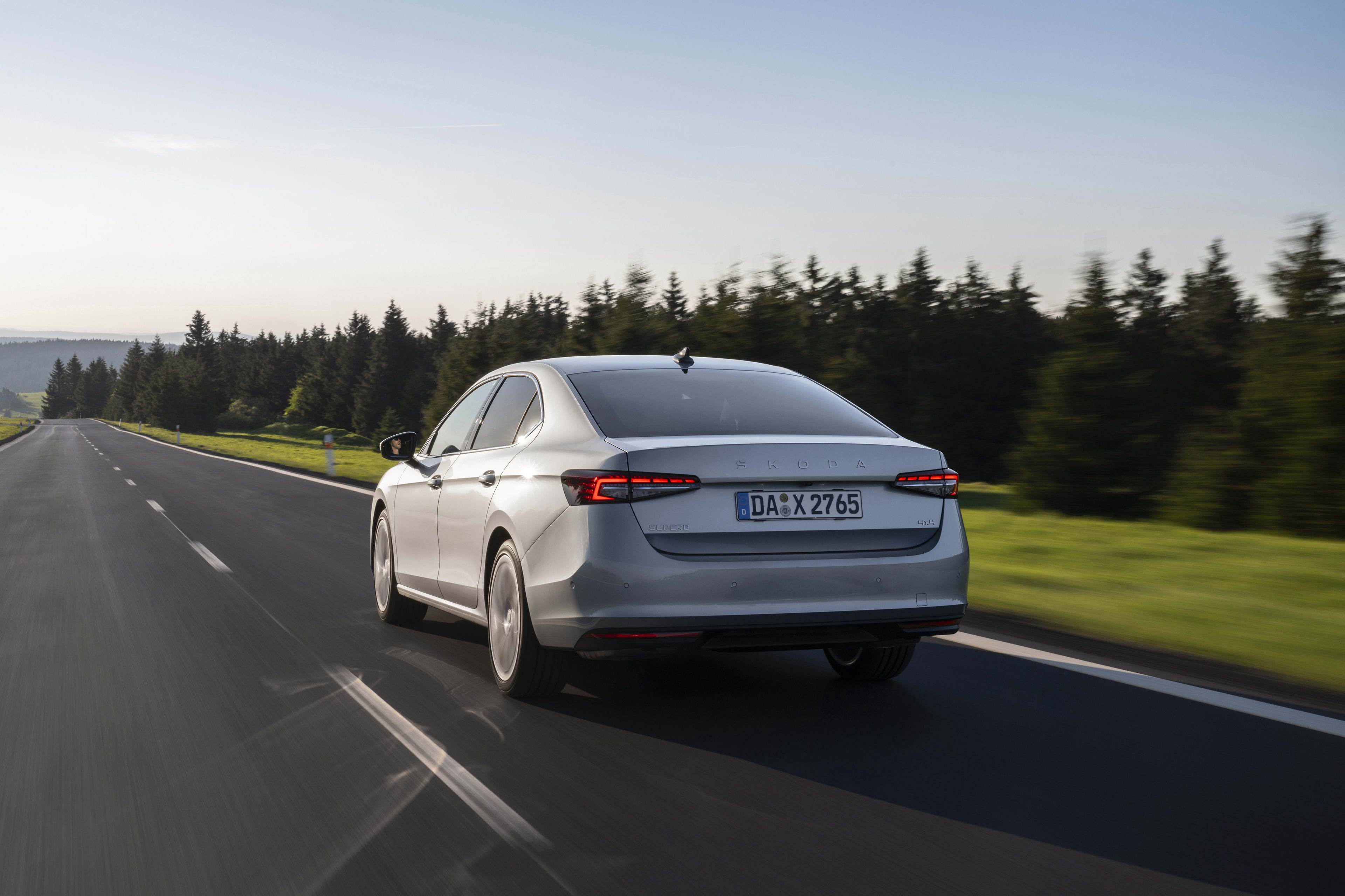 VW European Sedan Drives 1,759 Miles on One Tank: Skoda Superb Diesel Sets Guinness World Record for Range 4 original 10720 1skodasuperbhatch 982155