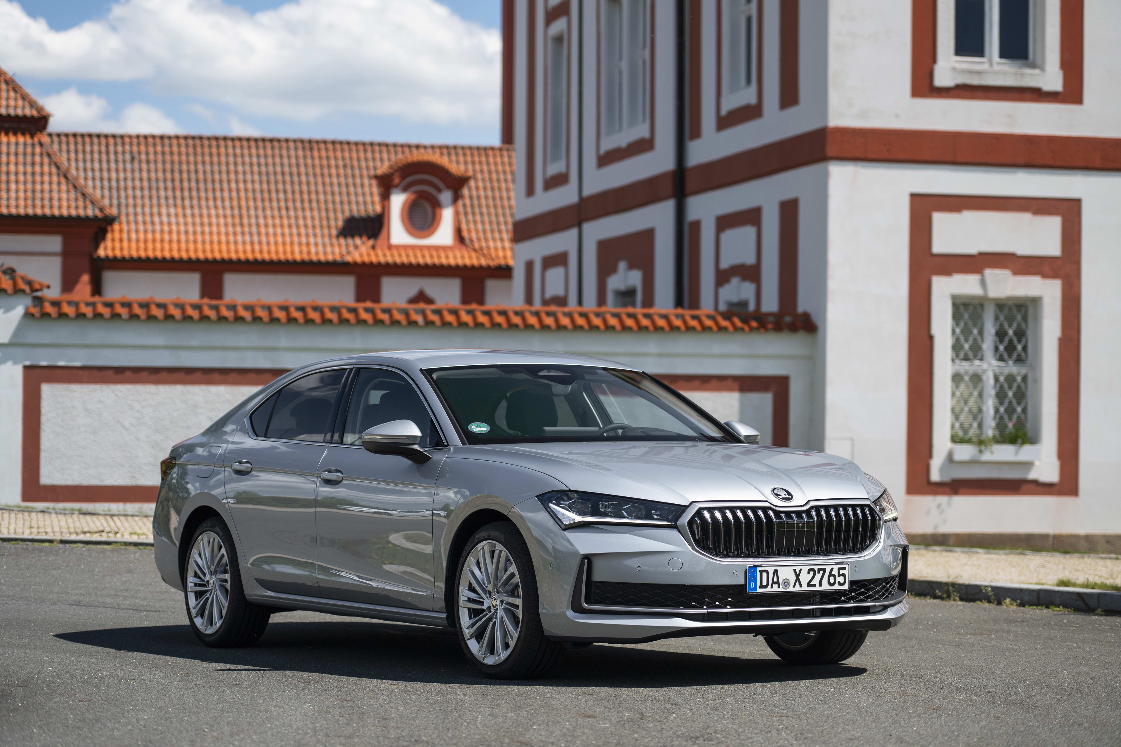 VW European Sedan Drives 1,759 Miles on One Tank: Skoda Superb Diesel Sets Guinness World Record for Range 2 original 10715 12skodasuperbhatch 982153