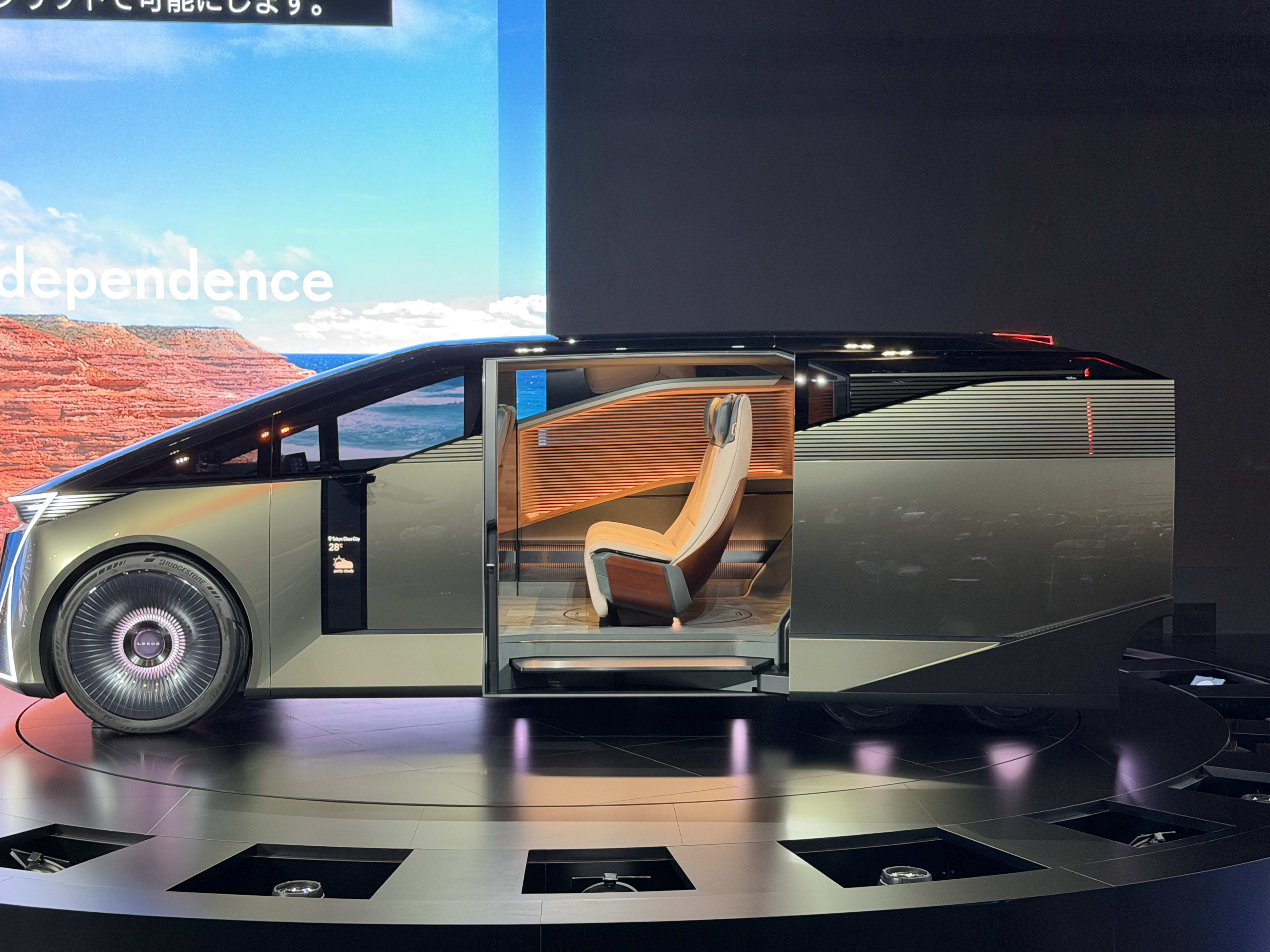 Lexus LS Concept Gallery: Six-Wheeled Minivan Unveiled with VIP Reclining Seats and Luxury Space Vision 5 Lexus LS Concept