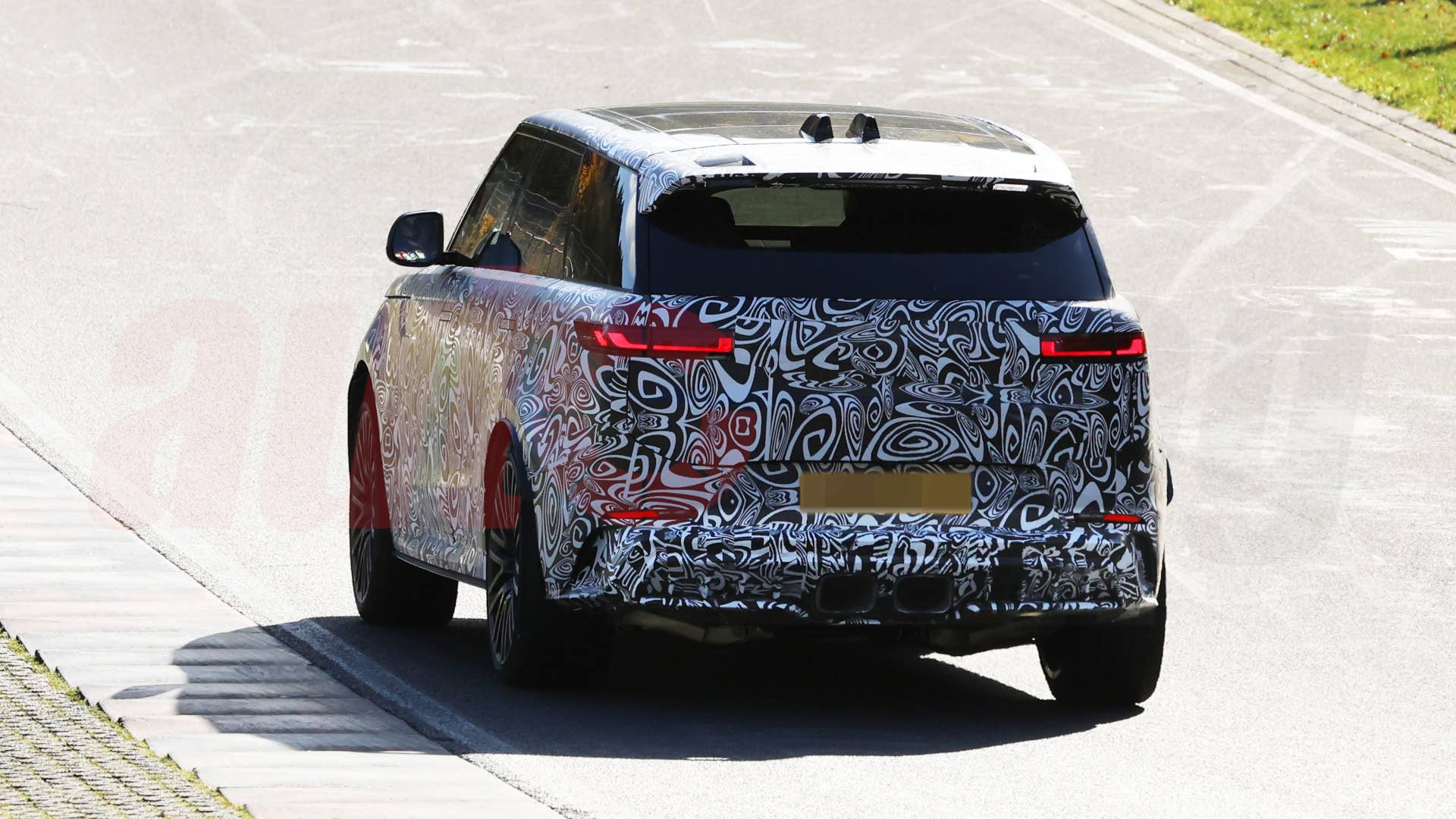 2026 Range Rover Sport SV spy shot