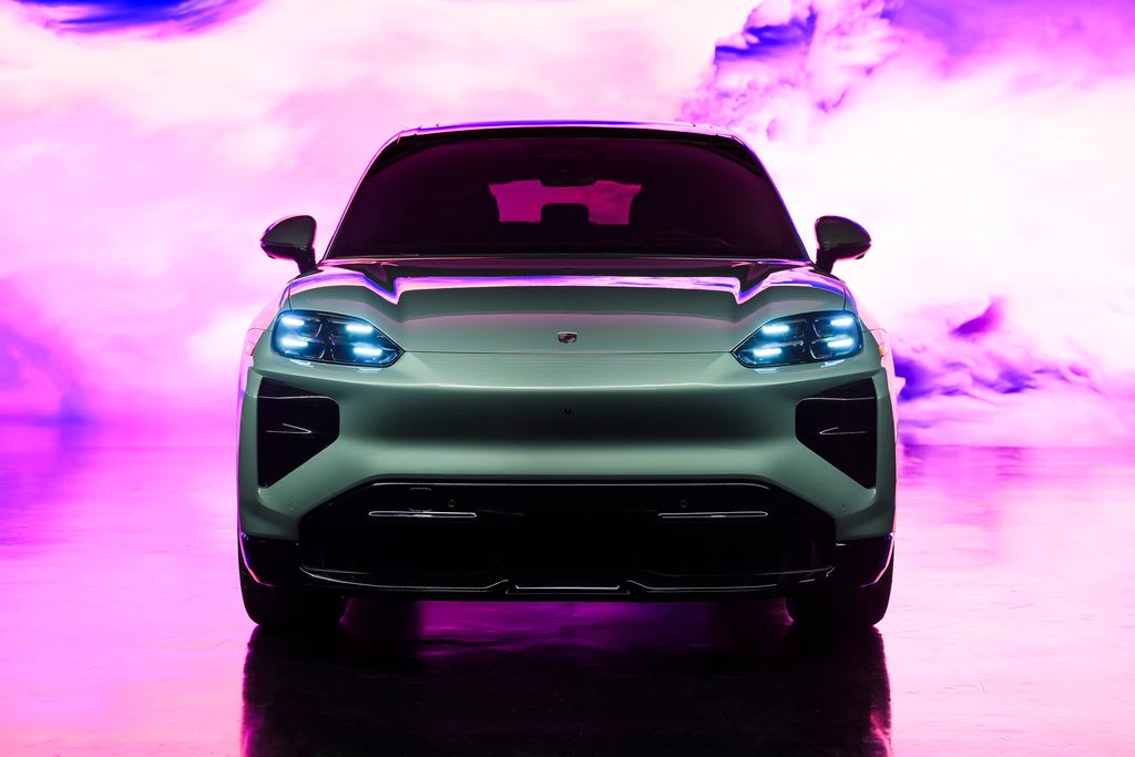 Porsche Cayenne Electric off-road Specs: 9.6 Inches Clearance and 7,700 Lb Towing 2 porsche cayenne turbo 2026 nose 2