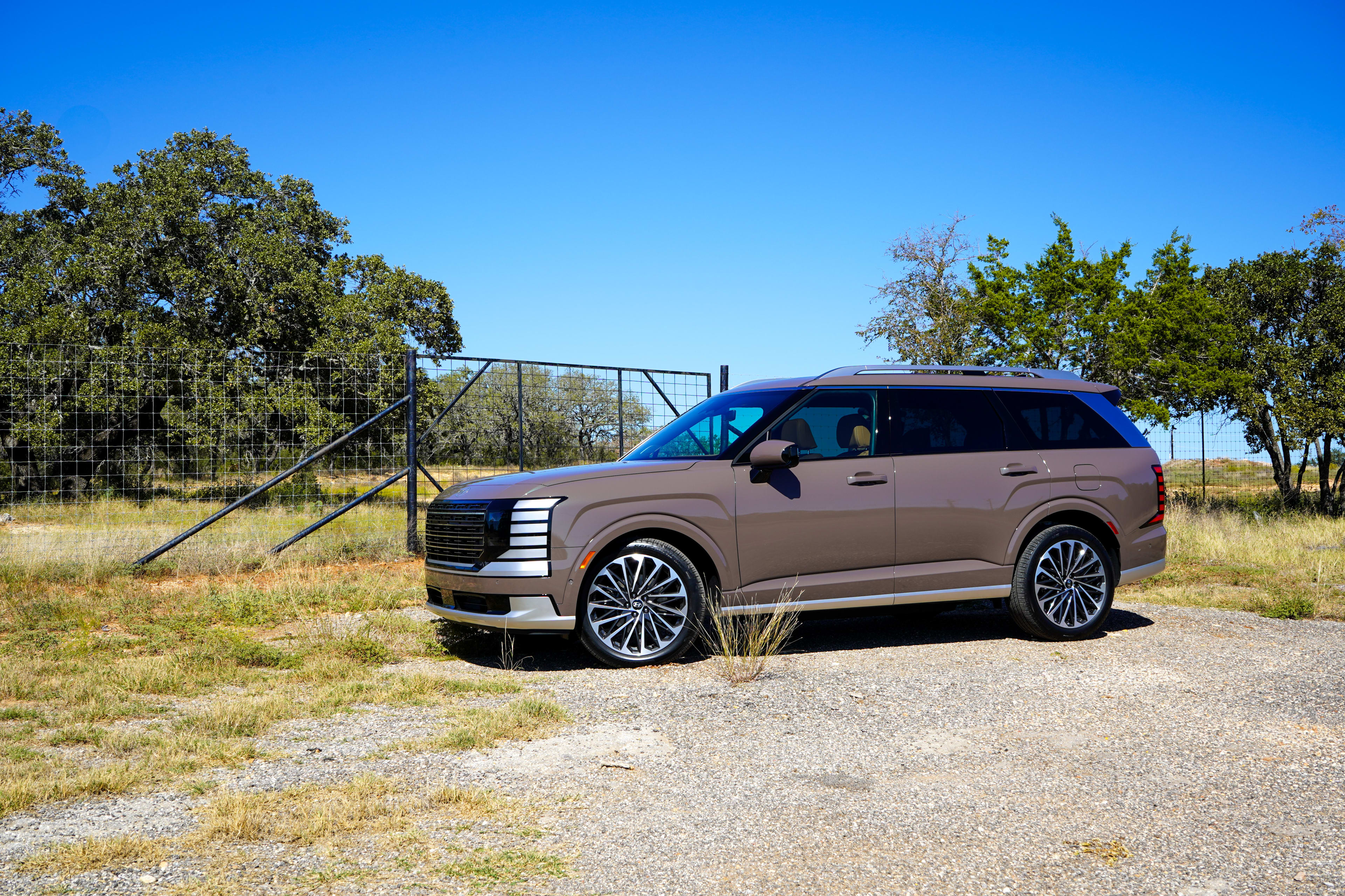 The 2026 Hyundai Palisade Got Slower and Heavier — But Wait Till You See How Luxurious It Is 7 2026 hyundai palisade hybrid brown 10 990335