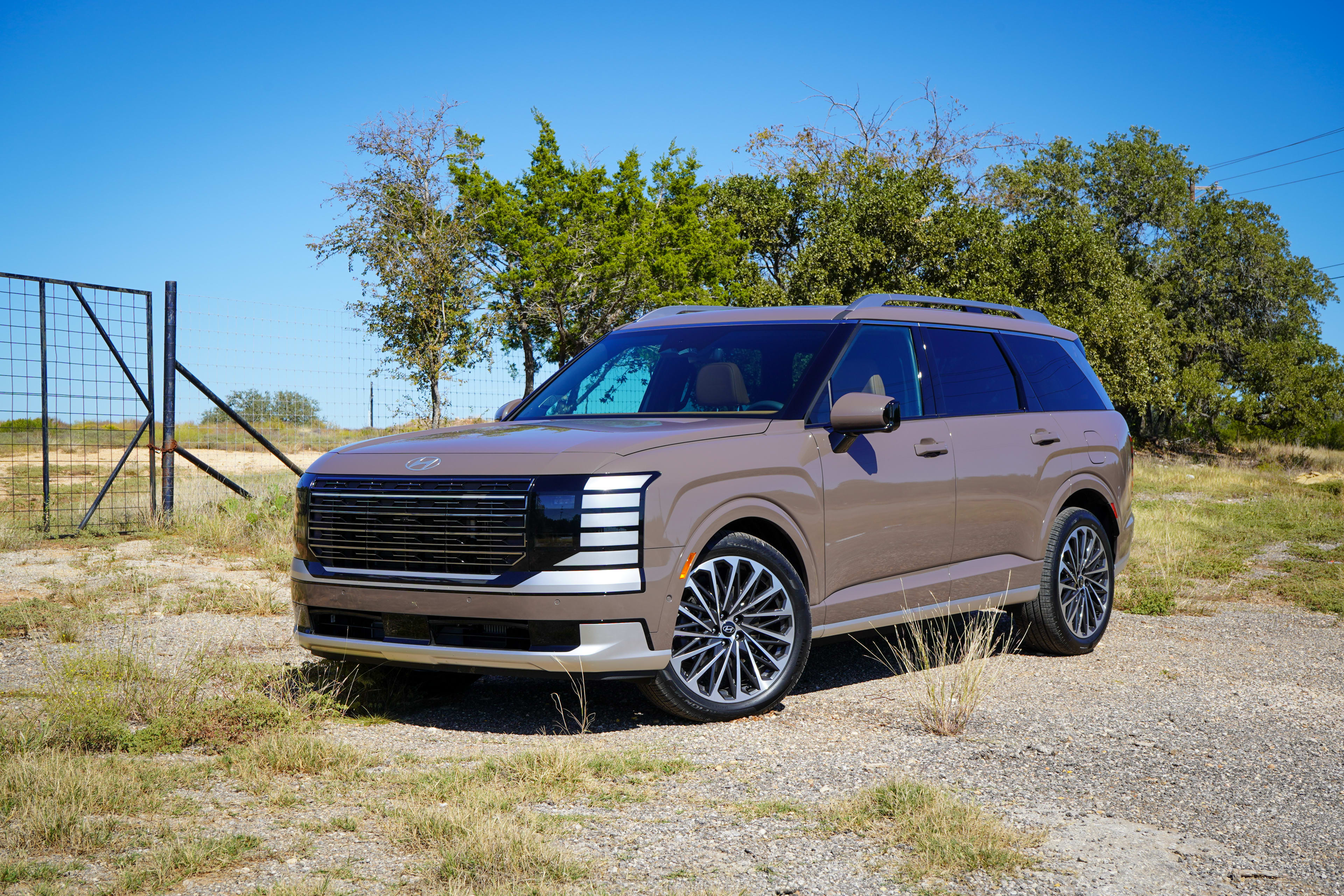 The 2026 Hyundai Palisade Got Slower and Heavier — But Wait Till You See How Luxurious It Is 6 2026 hyundai palisade hybrid brown 6 990332