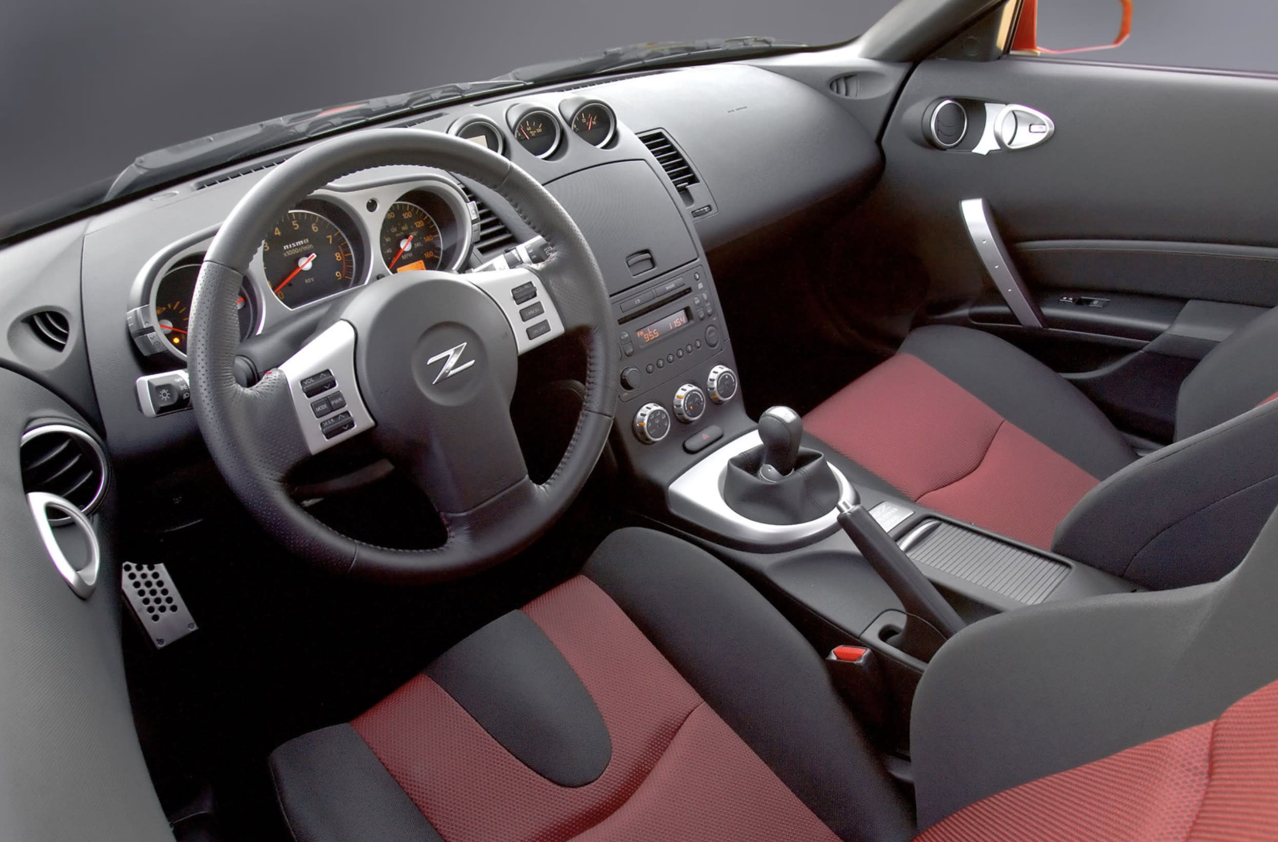 Nissan 350Z vs 370Z: Is the 370Z a Worthy Successor? 8 2007 Nissan 350Z