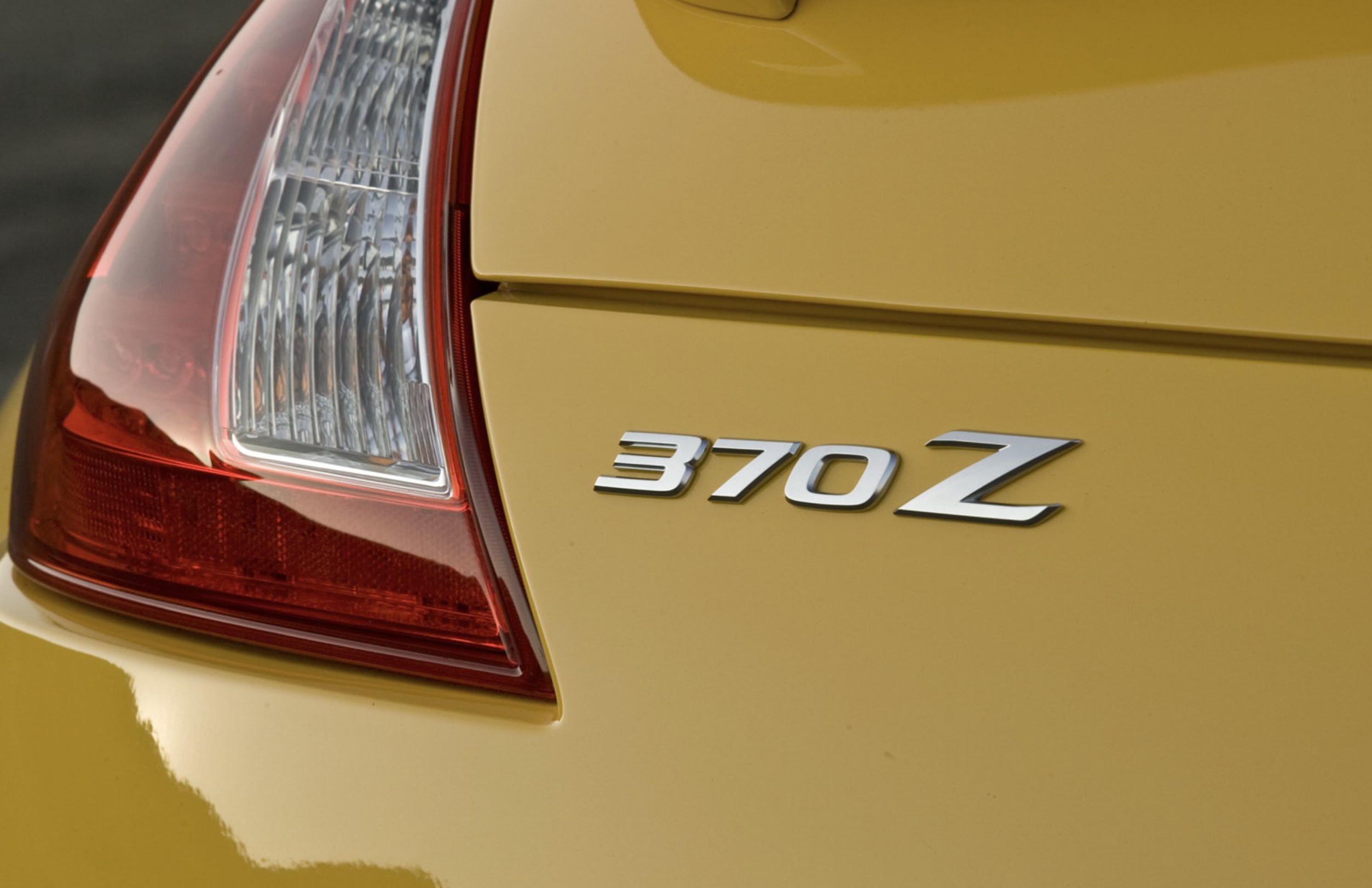 Nissan 350Z vs 370Z: Is the 370Z a Worthy Successor? 14 2009 Nissan 370Z