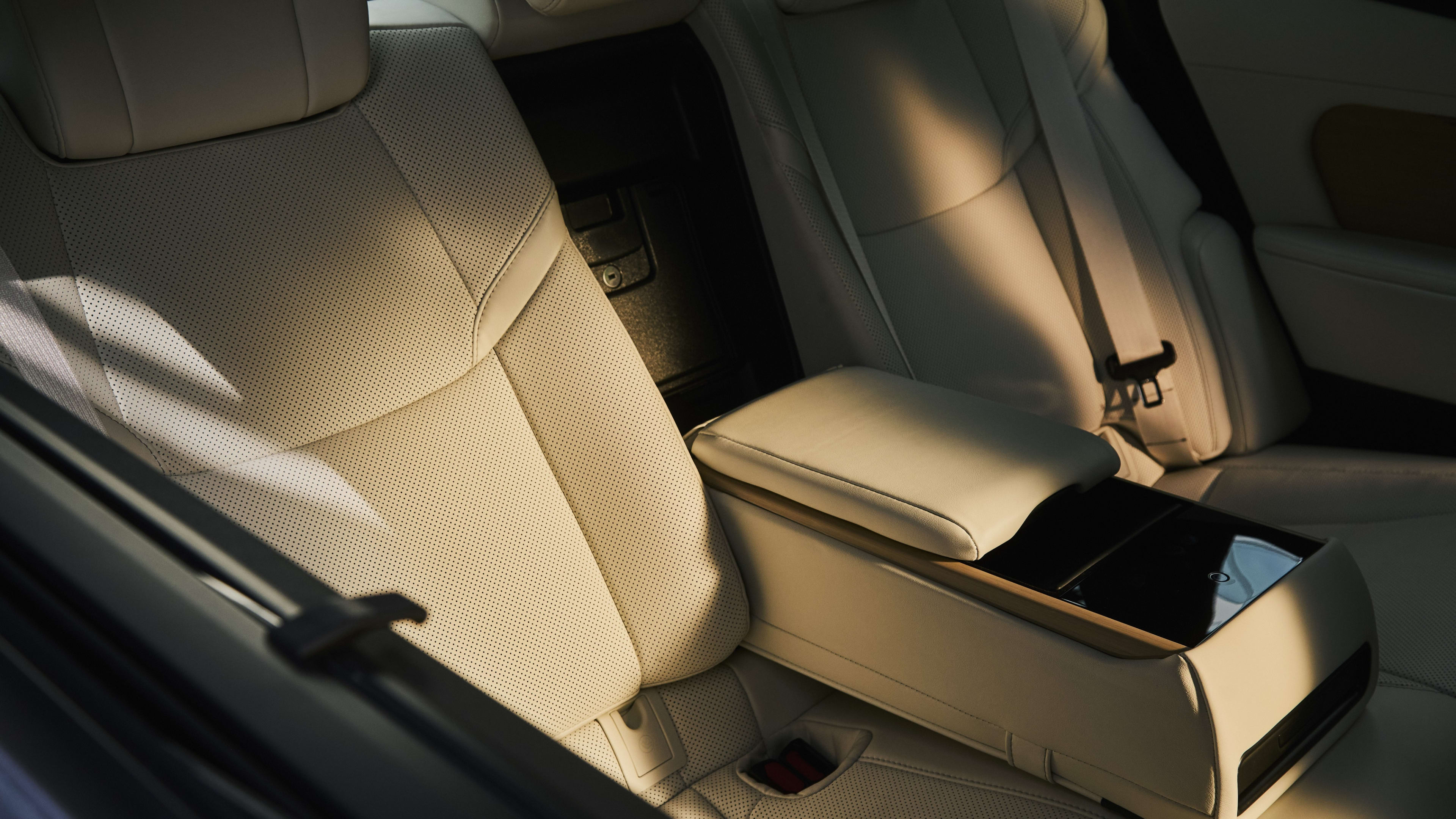 2026 Lexus ES Launches "Standard of Amazing" Campaign with New EV Option 2