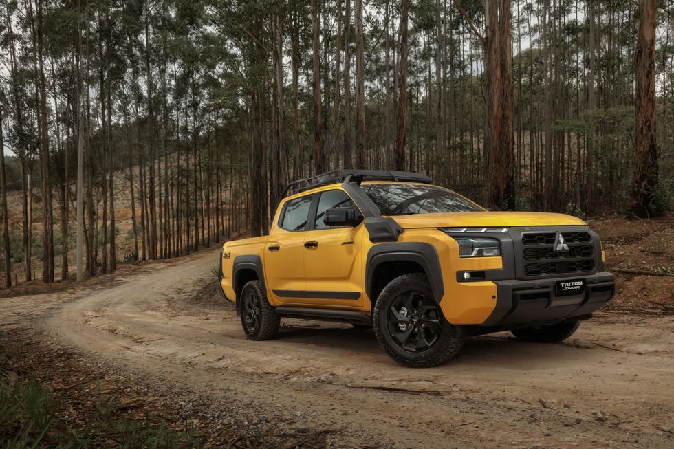 Mitsubishi Triton Savana Is Brazil's Most Off-Road Ready Pickup, Limited to 80 Units 3 Front three quarters shot of the Mitsubishi Triton Savana driving off road