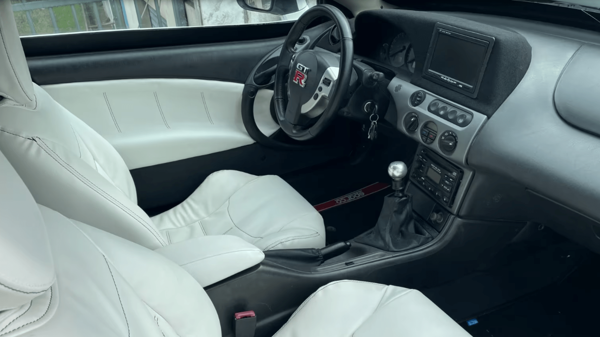 Nissan GT-R replica Ford Cougar Specs: 163 HP V6 with Manual Transmission 4 Nissan GT-R Replica