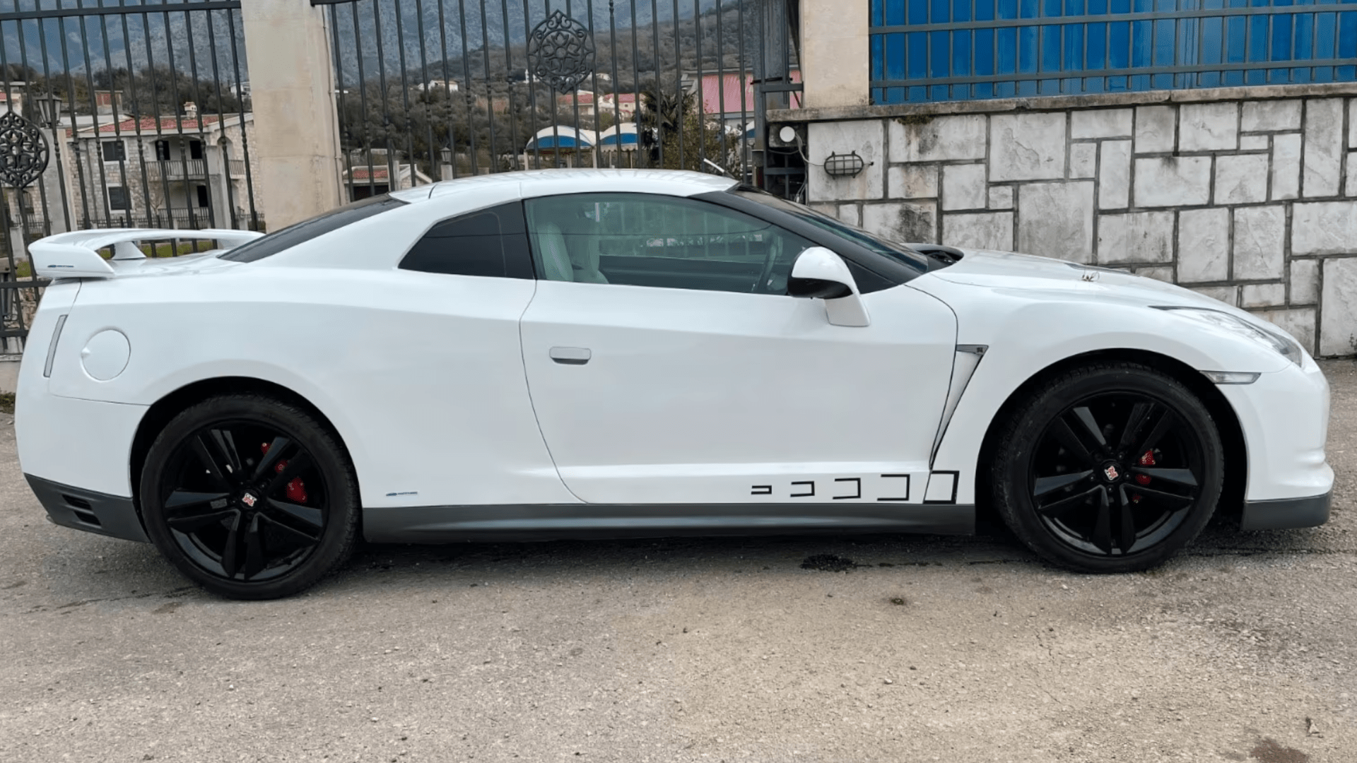 Nissan GT-R replica Ford Cougar Specs: 163 HP V6 with Manual Transmission 3 Nissan GT-R Replica