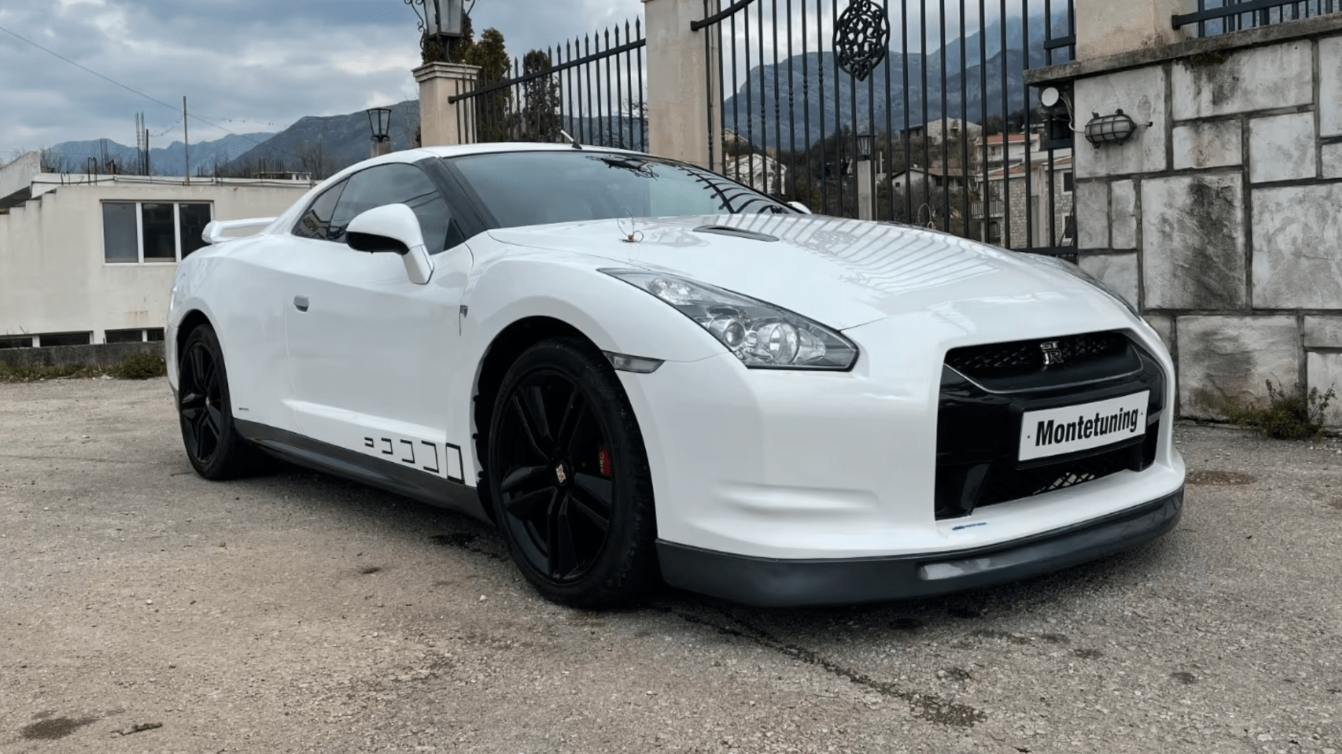이 9,000달러 상당의 Nissan GT-R 복제품에는 당신이 결코 추측할 수 없는 비밀이 숨겨져 있습니다.
