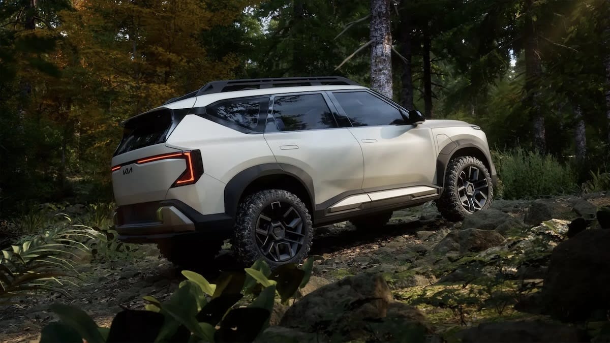 Kia EV5 Weekender Concept: Specs of the Rugged Electric Adventure SUV 9 Kia EV5 WKNDR Concept rear quarter dynamic